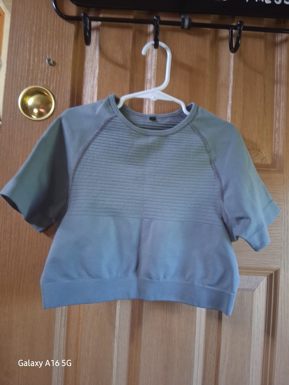 Alphalete Amplify Grey Ribbed SS Crop Top